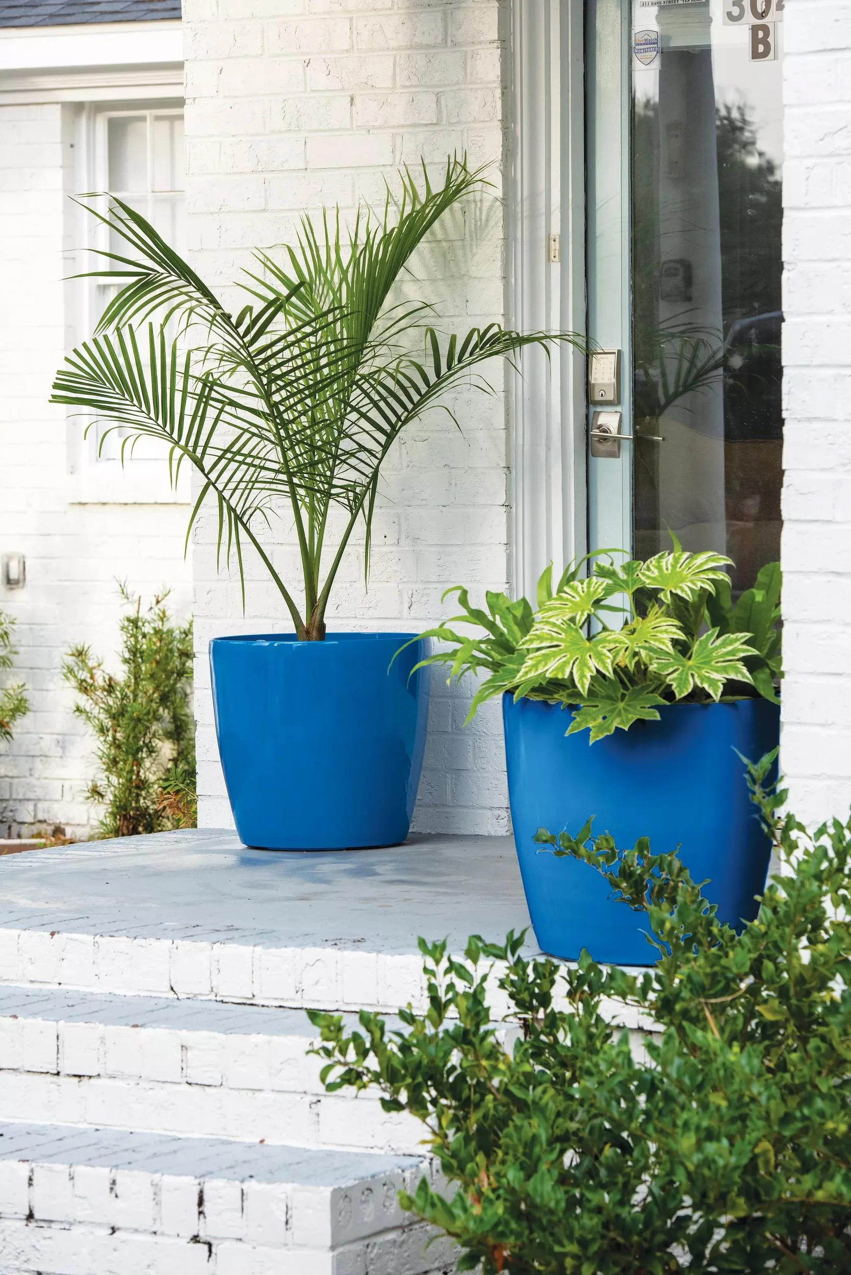 1529-vivatm-round-self-watering-rolling-planter-20-diameter-set-of-2-1.webp Viva™ Round Self-Watering Rolling Planter, 20" Diameter, Set of 2