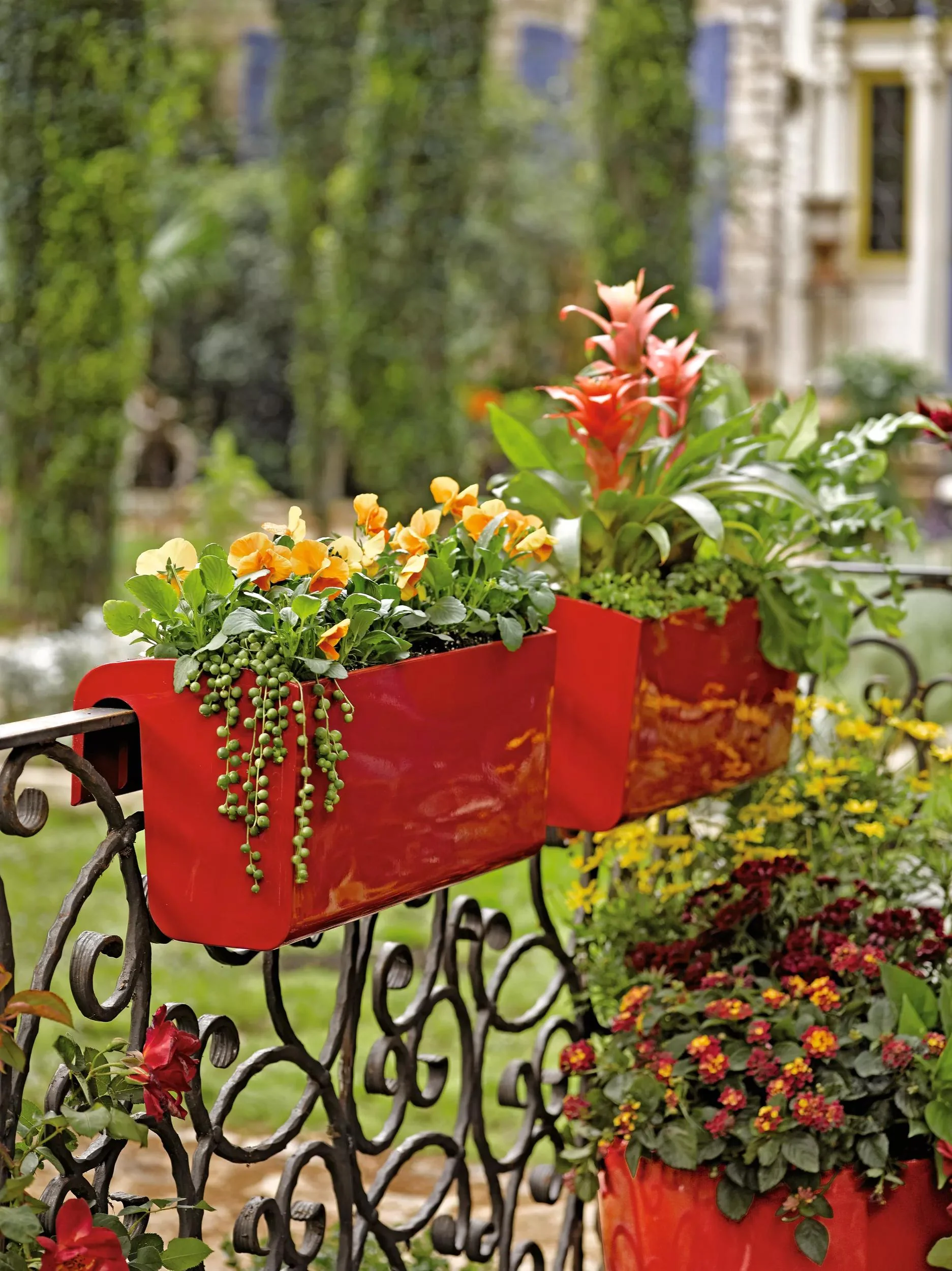 1532-vivatm-self-watering-balcony-railing-planter-1.webp Viva™ Self-Watering Balcony Railing Planter