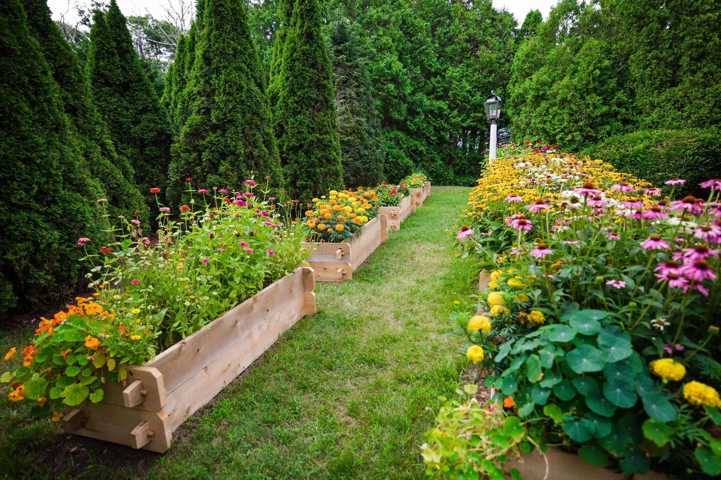Farmstead Cedar Raised Garden Beds, 2'