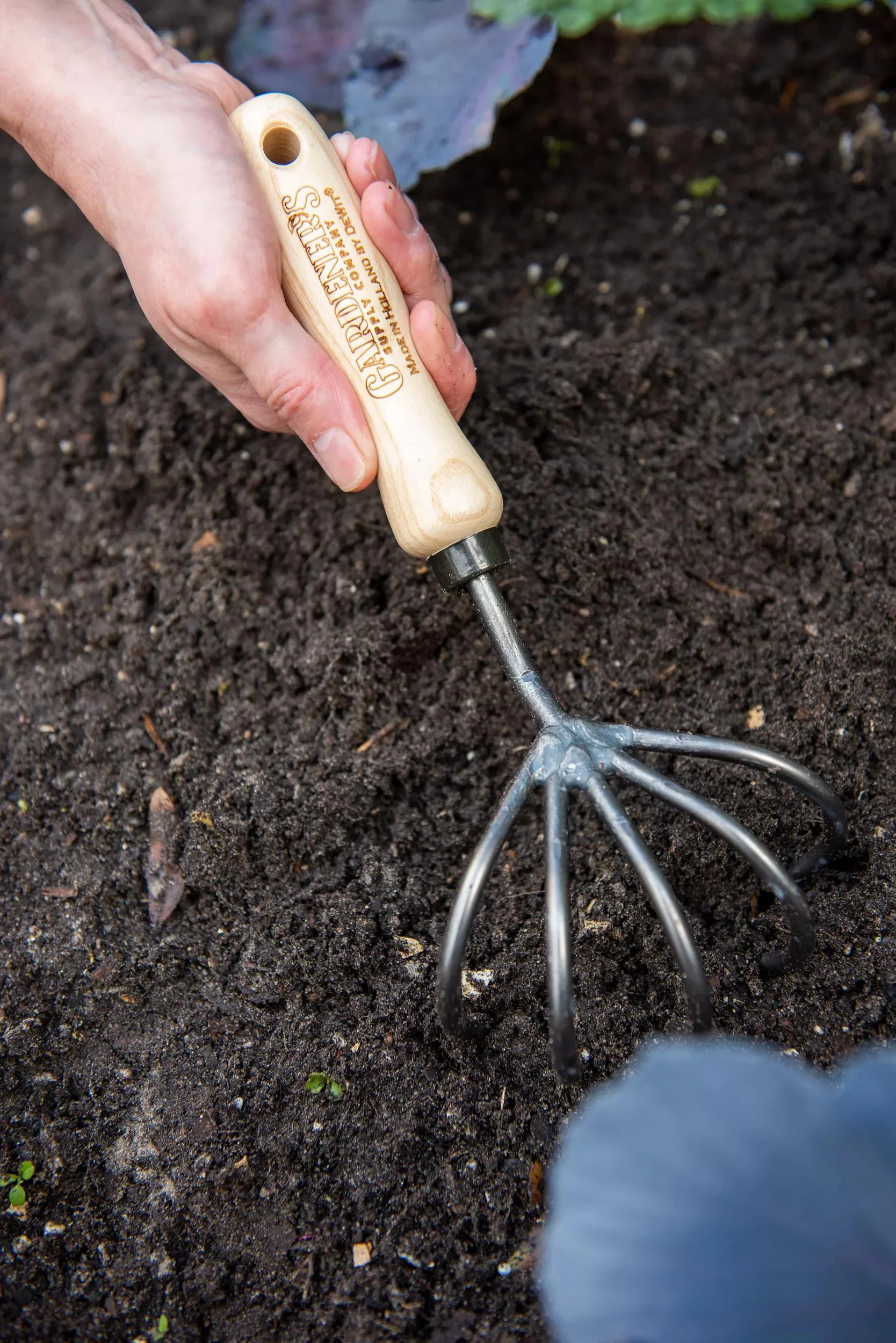 698-gardener-s-lifetime-5-tine-cultivator-with-short-handle-1.webp Gardener's Lifetime 5-Tine Cultivator with Short Handle