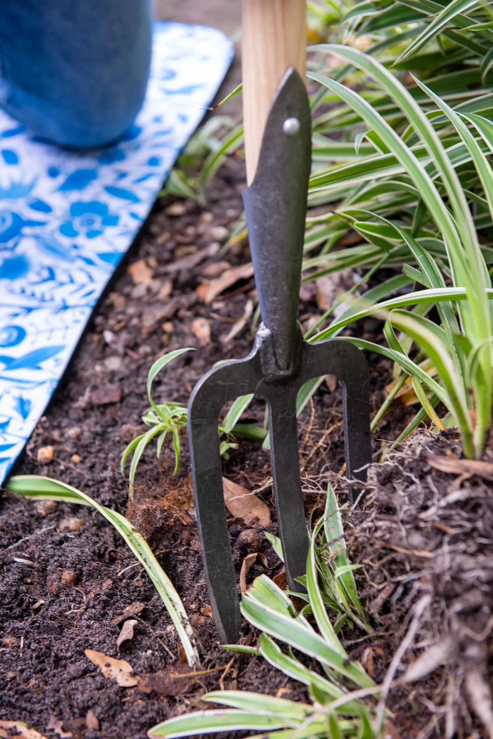713-gardener-s-lifetime-perennial-fork-with-short-t-handle-3.webp Gardener's Lifetime Perennial Fork with Short T-Handle